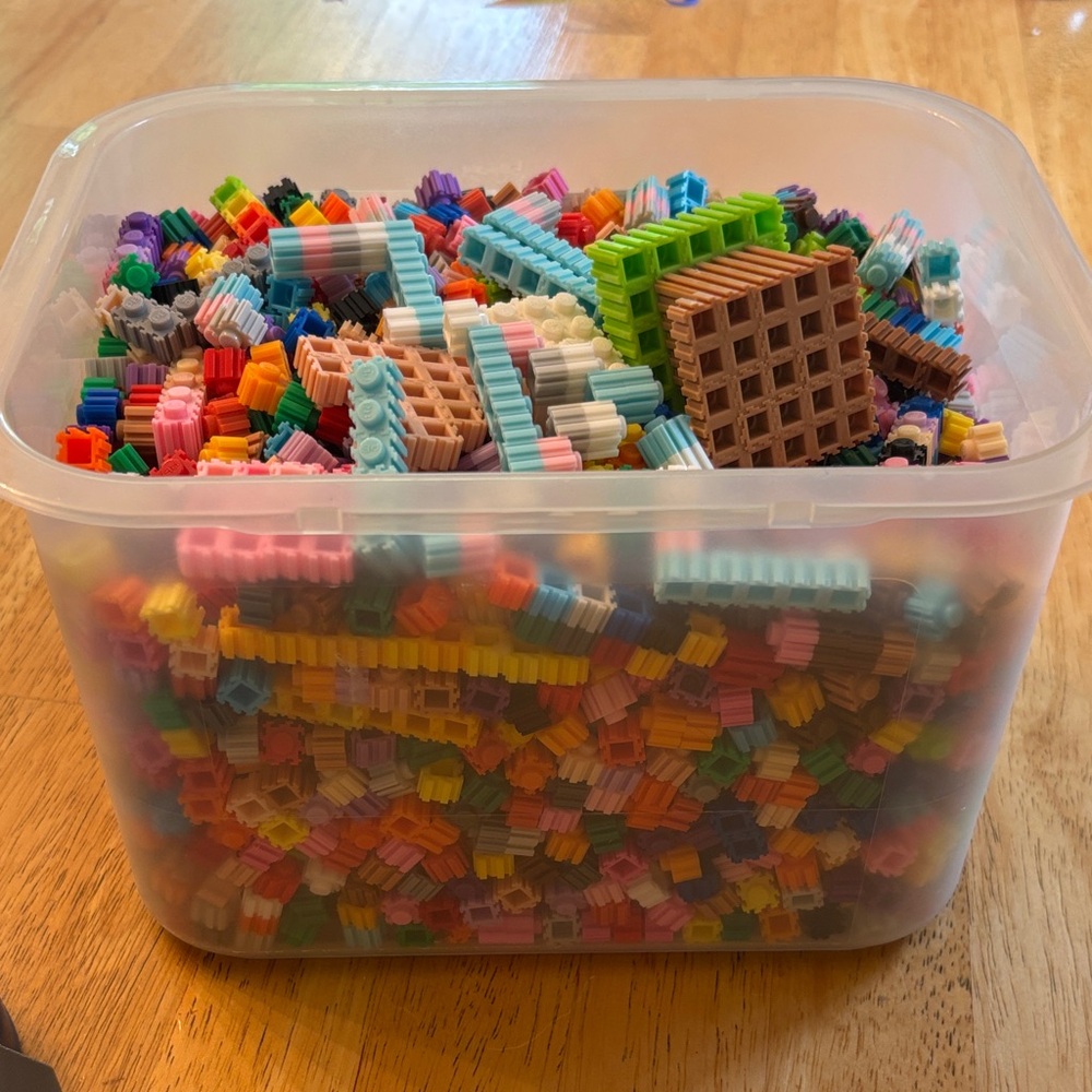 Colorful Interlocking Plastic Building Tiles - Mixed Colors